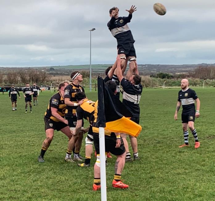 Quins rule this lineout. Picture Bill Carne